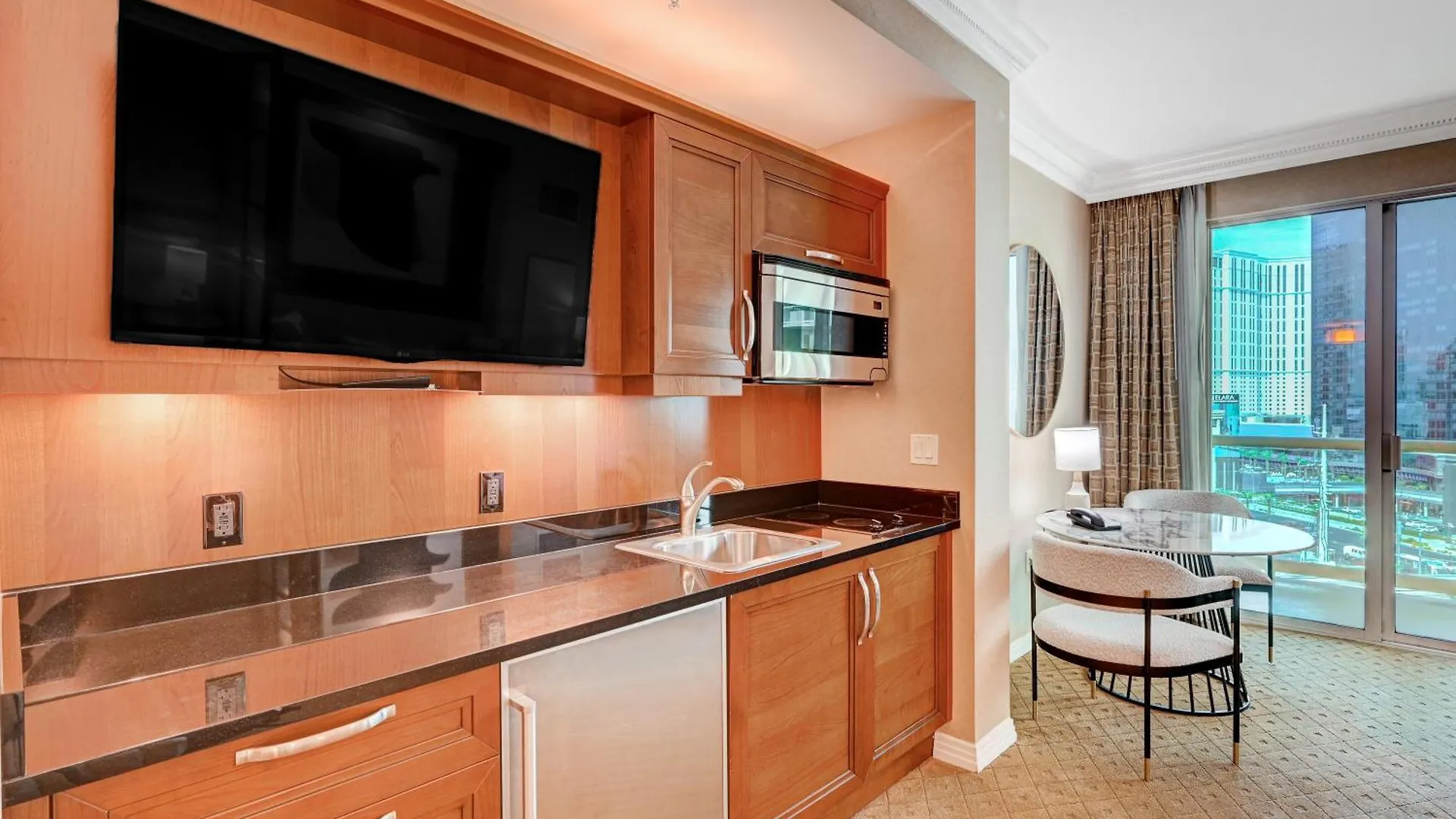 Контакты Amethyst Studio Suite Mgm Signature Strip View Balcony